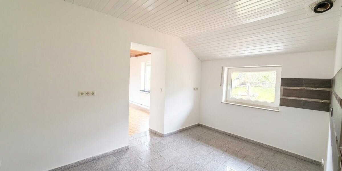 Niederaula, 4 ZKB, DG,110m² + Balkon+Garten - Dachgeschoßwohnung Niederaula Mengshausen | Angebot:23815966
