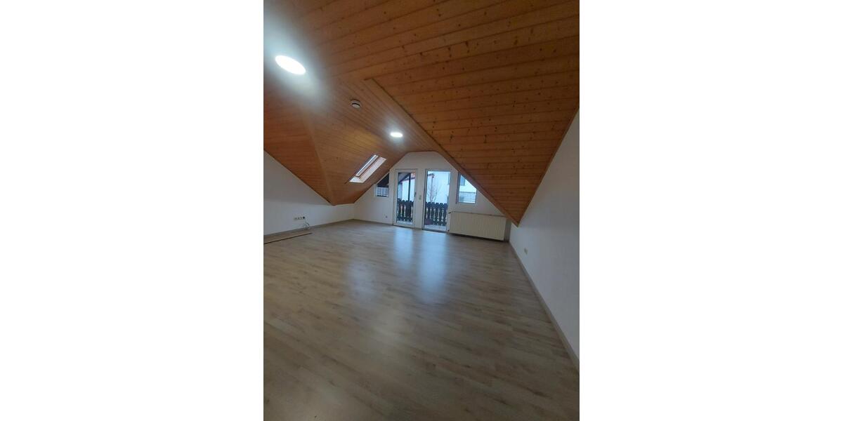 Dachgeschoßwohnung Poppenhausen (Wasserkuppe) - 3 Zimmer, 85 m&sup2;, 750&euro; | Angebot:25752097