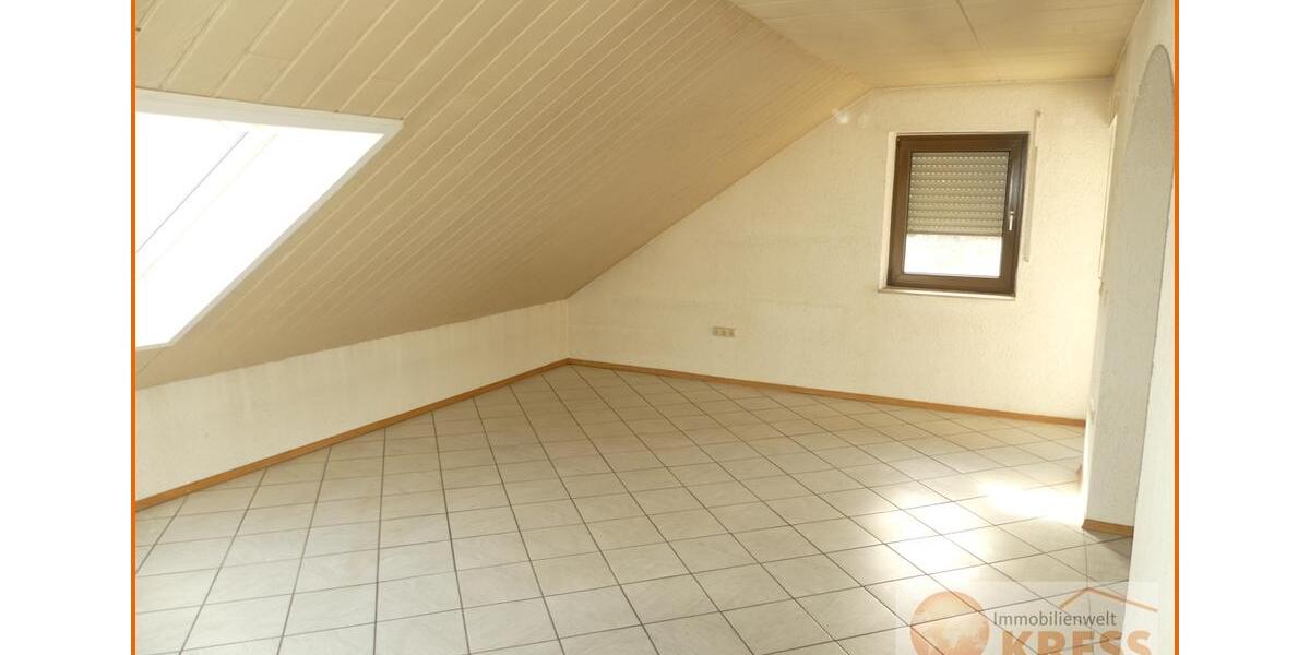 Dachgeschoßwohnung Flieden - 4 Zimmer, 118 m&sup2;, 600&euro; | Angebot:25307981