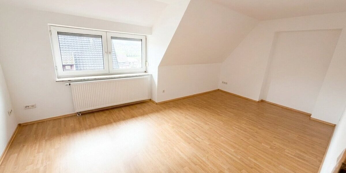 Niederaula, 4 ZKB, DG,110m² + Balkon+Garten - Dachgeschoßwohnung Niederaula Mengshausen | Angebot:23815966