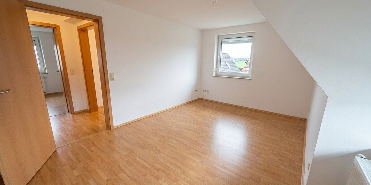 Niederaula, 4 ZKB, DG,110m² + Balkon+Garten - Dachgeschoßwohnung Niederaula Mengshausen | Angebot:23815966