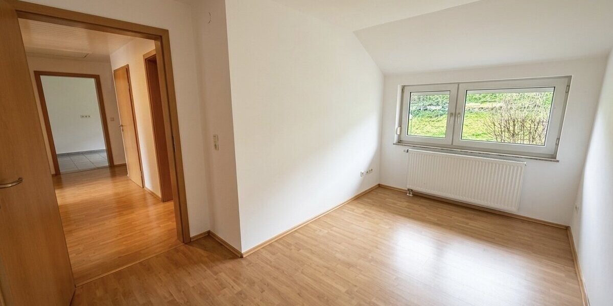 Niederaula, 4 ZKB, DG,110m² + Balkon+Garten - Dachgeschoßwohnung Niederaula Mengshausen | Angebot:23815966