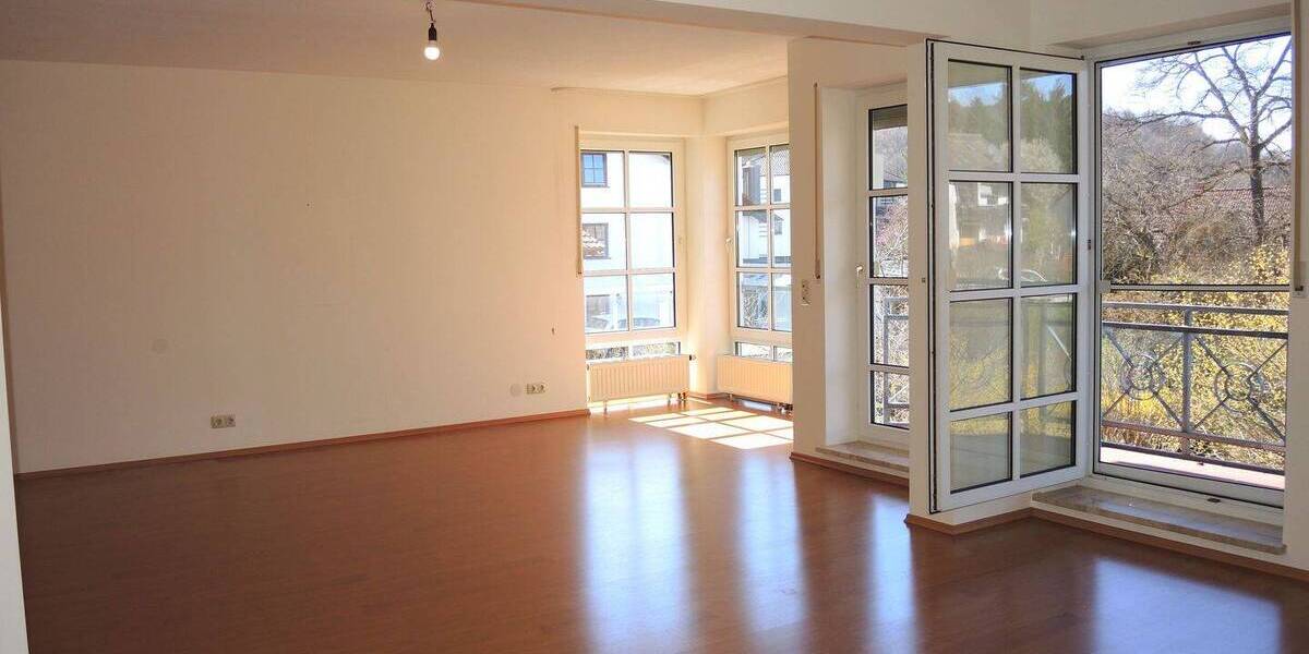 Etagenwohnung Bad Brückenau - 4 Zimmer, 135 m&sup2;, 900&euro; | Angebot:26117986
