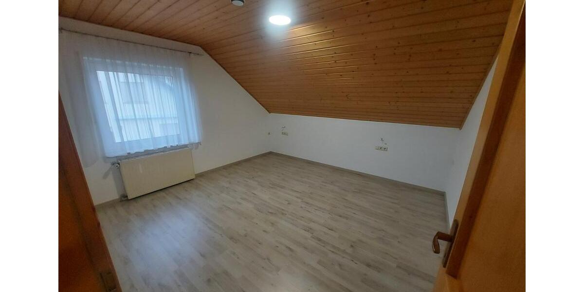 Dachgeschoßwohnung Poppenhausen (Wasserkuppe) - 3 Zimmer, 85 m&sup2;, 750&euro; | Angebot:25752097